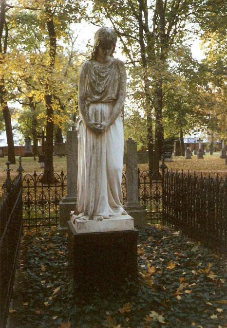 Skulptur Grabdenkmal fuer Olga Malcomess-Garnisonfriedhof